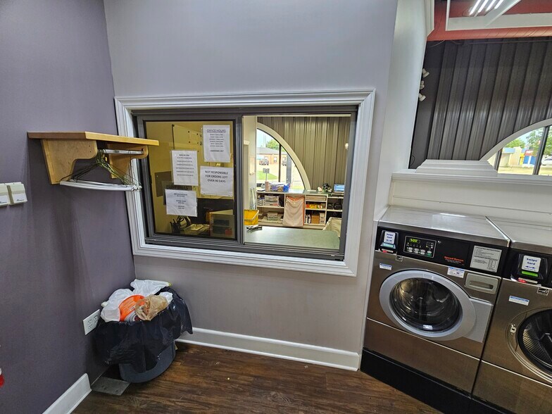 1120 Westport Dr, Manhattan, KS à vendre - Photo du bâtiment - Image 3 de 7