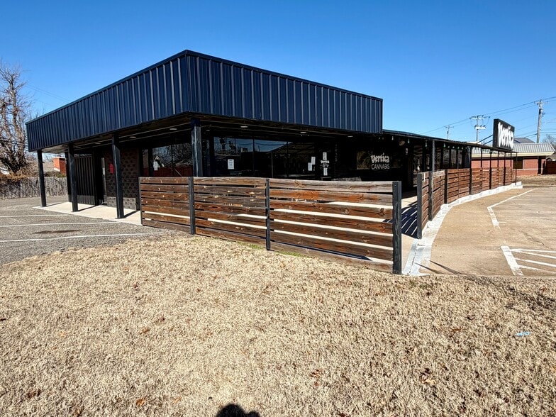 2925 Lakeside Dr, Oklahoma City, OK for sale - Building Photo - Image 2 of 9