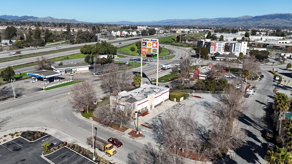 5884 Monterey Rd, Gilroy, CA for lease - Building Photo - Image 2 of 5