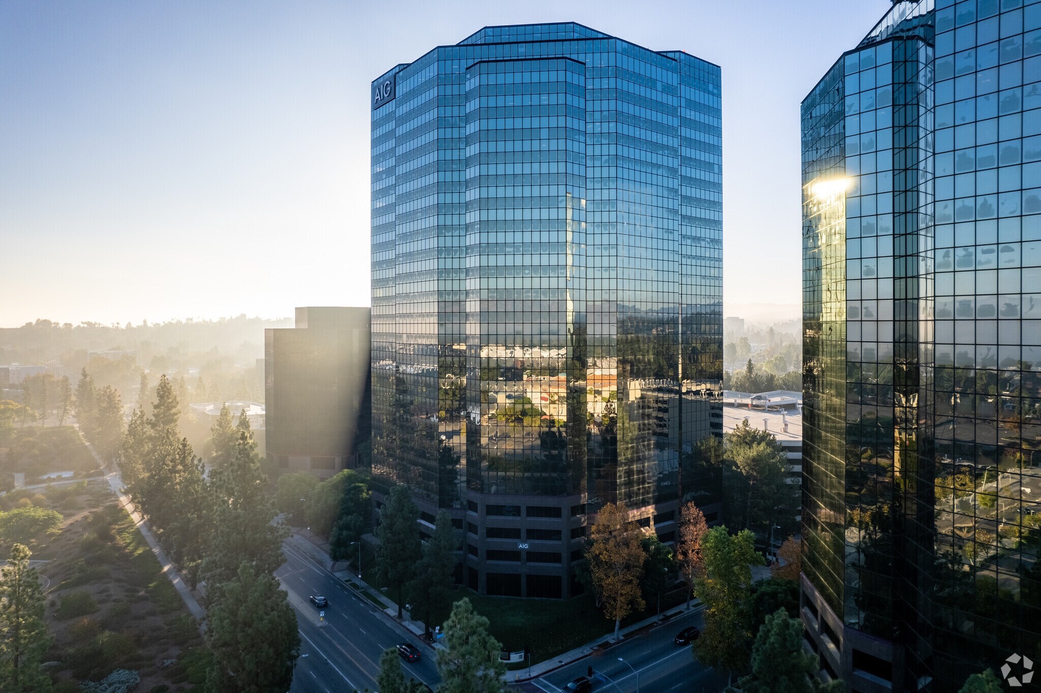 21650 Oxnard St, Woodland Hills, CA à louer Photo principale- Image 1 de 9