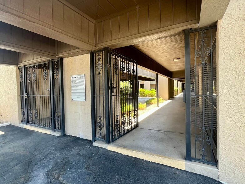 10221 N 32nd St, Phoenix, AZ à louer - Photo du bâtiment - Image 2 de 5