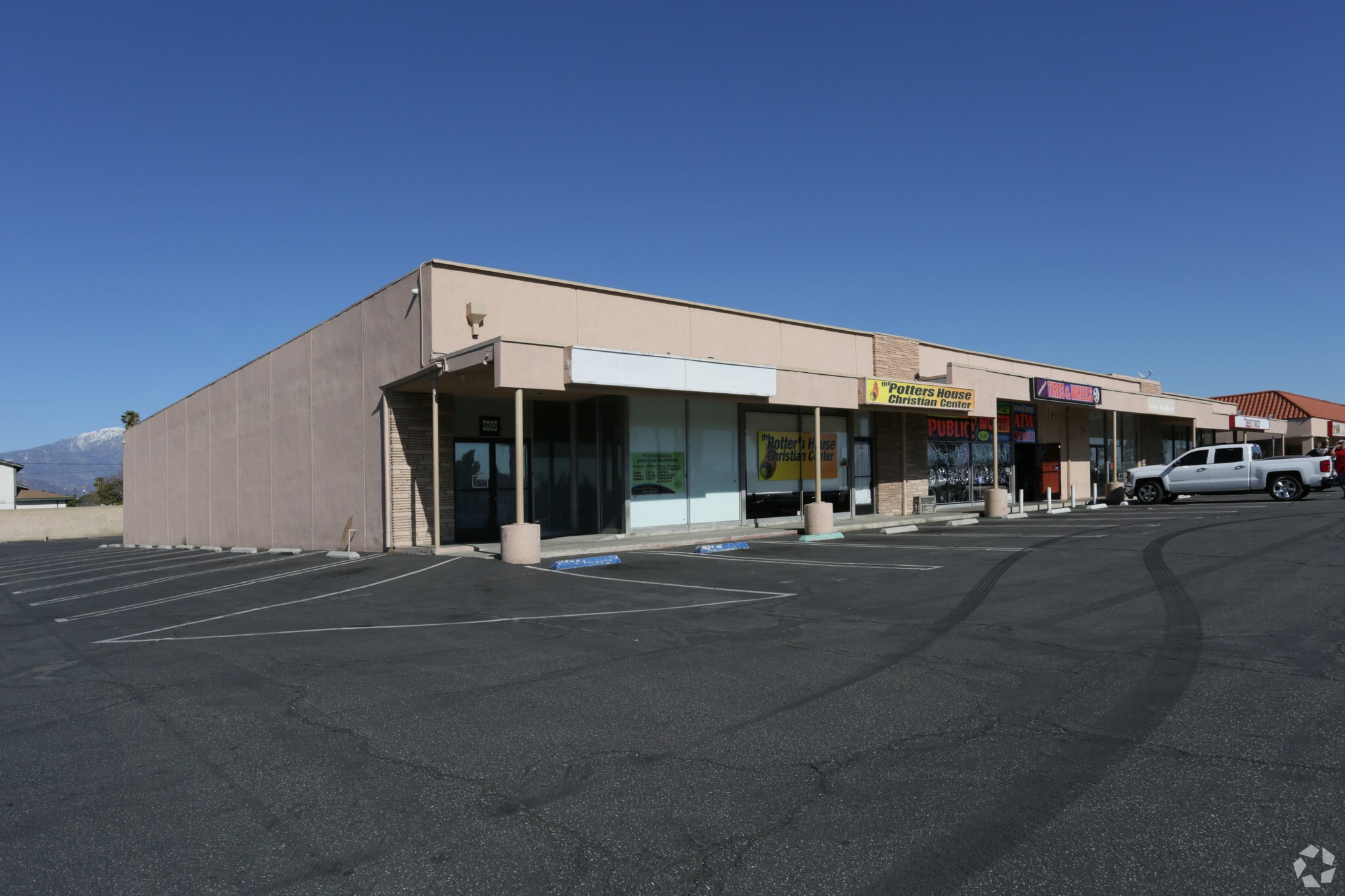 5086-5110 Holt Blvd, Montclair, CA à louer Photo principale- Image 1 de 5