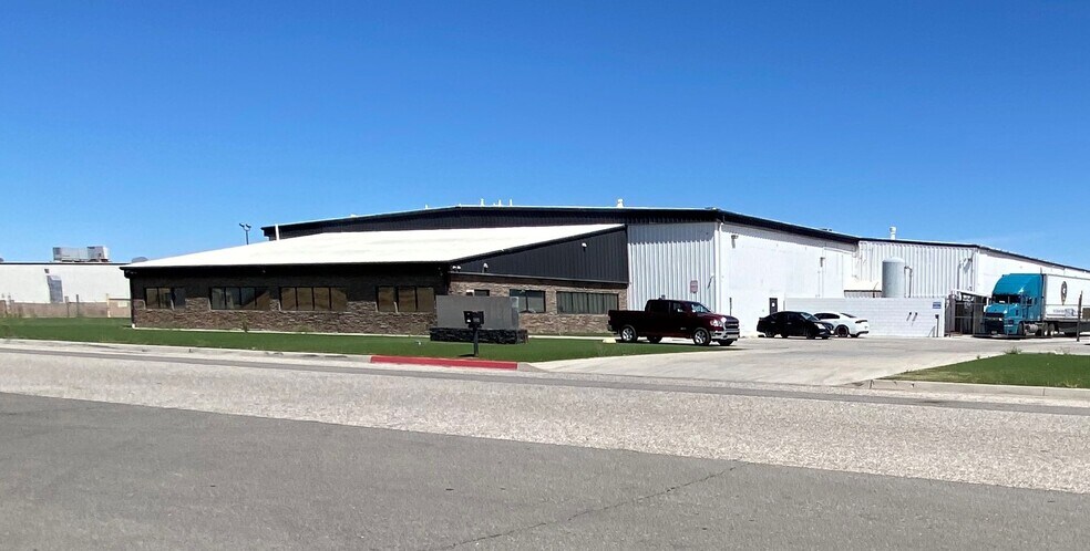 9486 Holly Rd, Adelanto, CA à vendre - Photo du bâtiment - Image 1 de 23