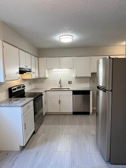 1931 Mereview Ct, Charlotte, NC à vendre - Photo du bâtiment - Image 3 de 28