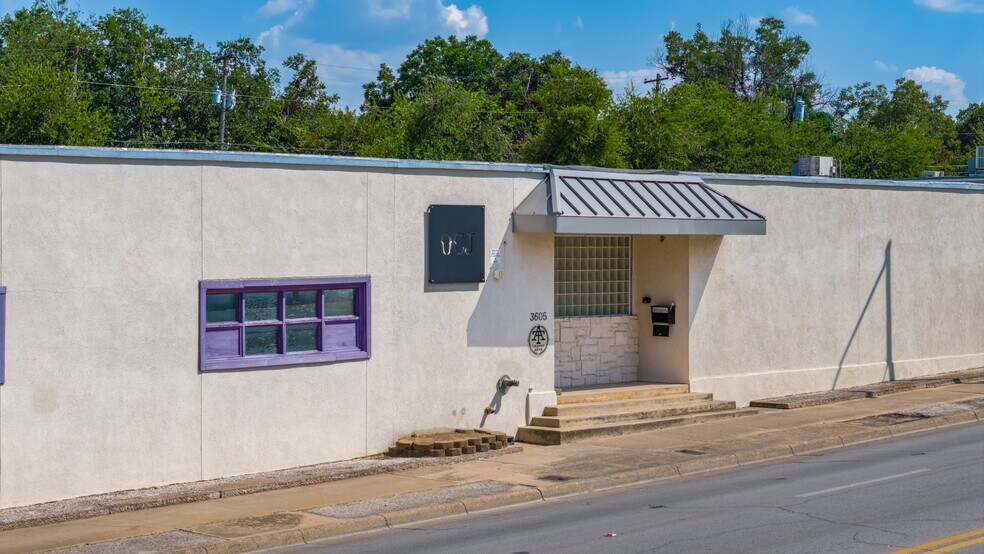 3605 McCart Ave, Fort Worth, TX à louer - Photo du bâtiment - Image 3 de 13