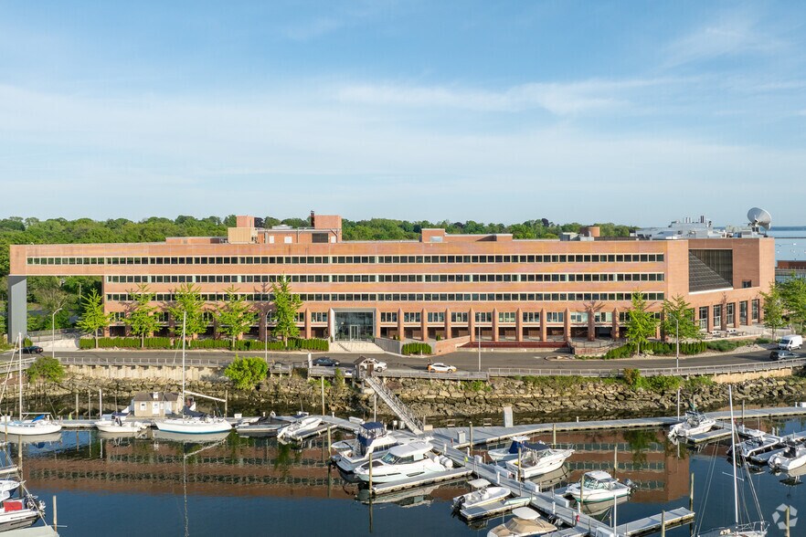 208 Harbor Dr, Stamford, CT à louer - Photo du bâtiment - Image 2 de 9