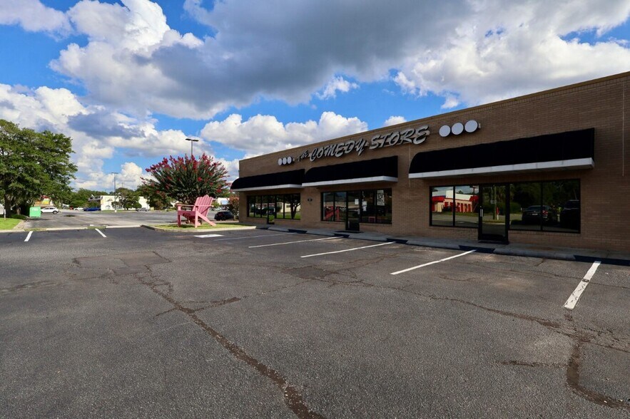 217 Eisenhower Dr, Savannah, GA à louer - Photo du bâtiment - Image 2 de 5