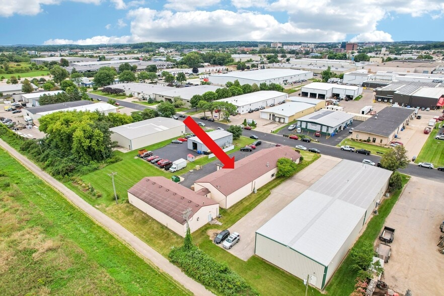 8612 Fairway Pl, Middleton, WI for sale - Building Photo - Image 3 of 26