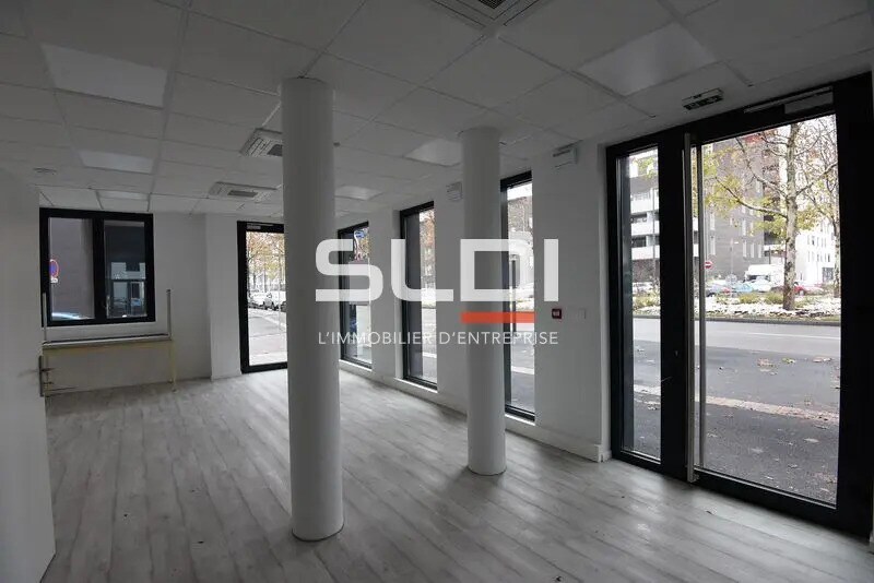 Retail in Ruy-Montceau for lease Interior Photo- Image 1 of 5
