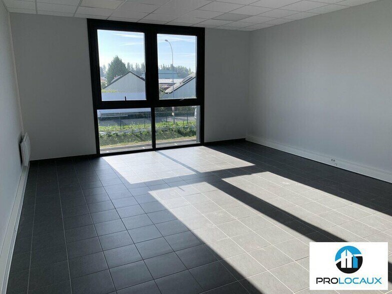 Flex in Chambly for lease - Interior Photo - Image 3 of 8