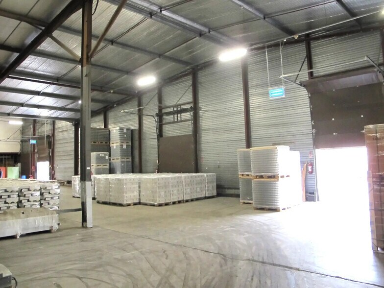 Industrial in Althen-des-Paluds for lease - Building Photo - Image 3 of 6