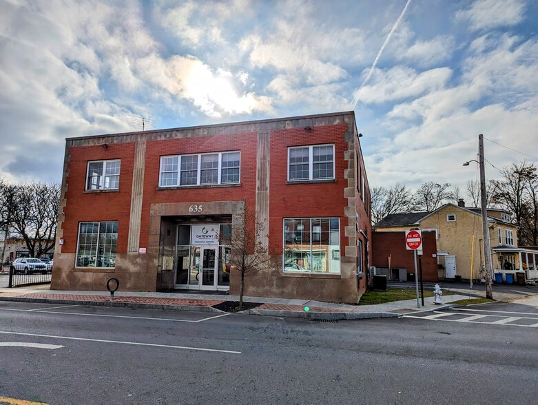 635 Broadway, Kingston, NY for lease - Building Photo - Image 1 of 17