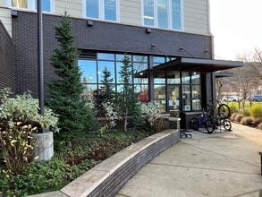 160 NW Gilman Blvd, Issaquah, WA à louer Photo du bâtiment- Image 2 de 5