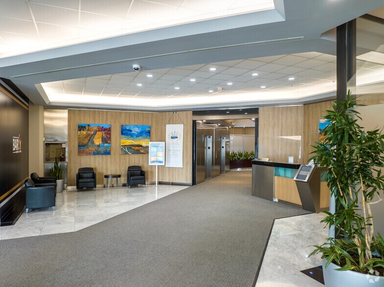 201 City Centre Dr, Mississauga, ON à louer - Hall d’entrée - Image 3 de 20