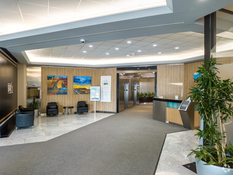 201 City Centre Dr, Mississauga, ON à louer - Hall d’entrée - Image 3 de 20