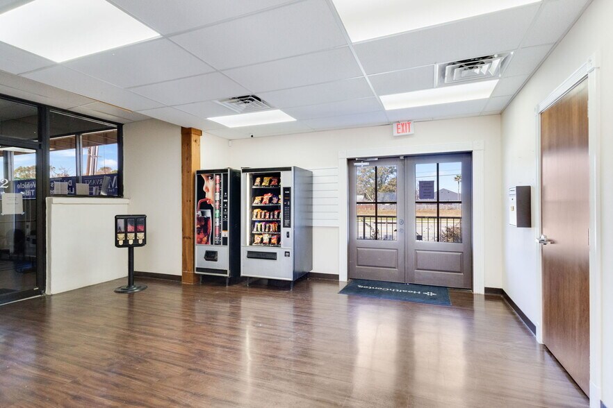 2803-2809 Kaliste Saloom Rd, Lafayette, LA for lease - Building Photo - Image 3 of 14
