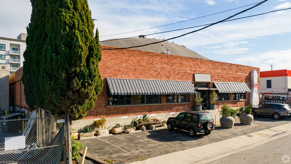 3334 S La Cienega Pl, Los Angeles, CA à louer - Photo du bâtiment - Image 3 de 11