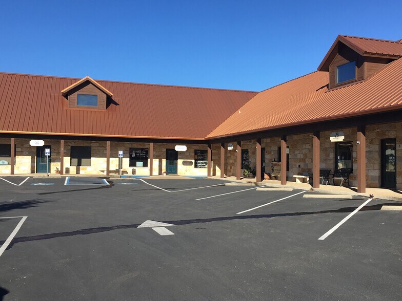 560 N Main St, Salado, TX à louer - Photo du bâtiment - Image 3 de 5