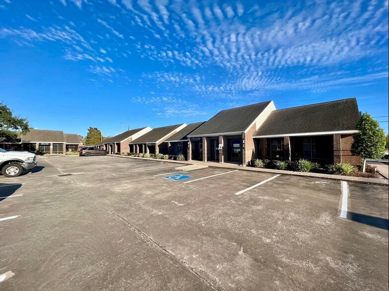 307 S Friendswood Dr, Friendswood, TX for lease - Building Photo - Image 1 of 6