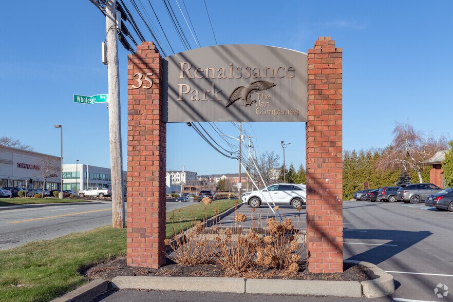 35 Sockanosset Cross Rd, Cranston, RI à louer - Photo du bâtiment - Image 2 de 6