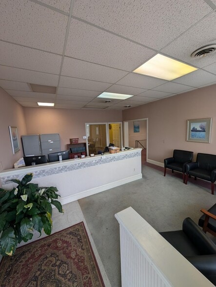 565 Newark Pompton Tpke, Pompton Plains, NJ for lease - Building Photo - Image 3 of 9
