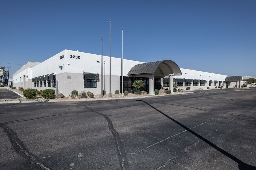 2250 W Peoria Ave, Phoenix, AZ à louer - Photo du bâtiment - Image 3 de 12
