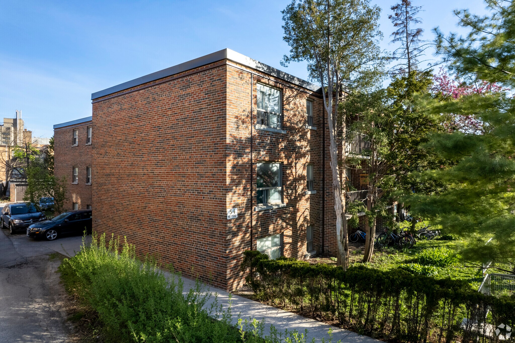 54 Neptune Dr, Toronto, ON à vendre Photo principale- Image 1 de 1