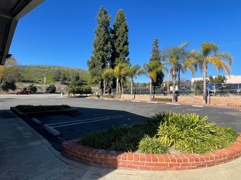 560-588 N Diamond Bar Blvd, Diamond Bar, CA à louer - Photo du bâtiment - Image 2 de 19