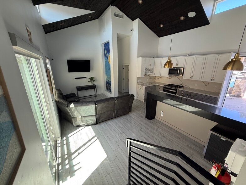 15008 Larkspur St, Sylmar, CA for sale - Interior Photo - Image 3 of 11