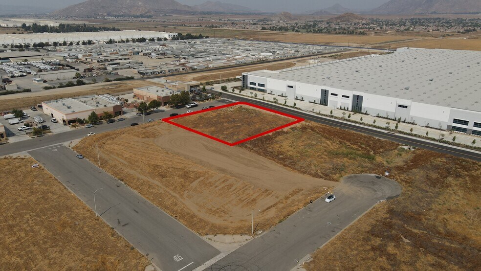 SEQ Commerce St & Lakeview Ave St, Perris, CA à vendre - Aérien - Image 2 de 6