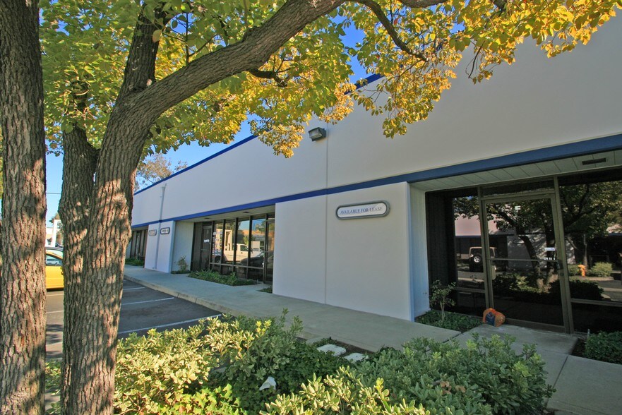 1305 Simpson Way, Escondido, CA à louer - Photo du bâtiment - Image 3 de 4