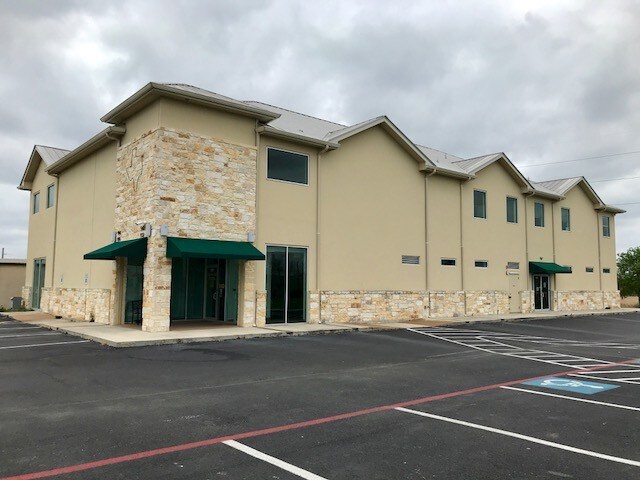 940 S Highway 123 Byp, Seguin, TX à louer - Photo du bâtiment - Image 2 de 12