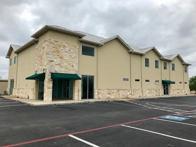 940 S Highway 123 Byp, Seguin, TX à louer - Photo du bâtiment - Image 2 de 12