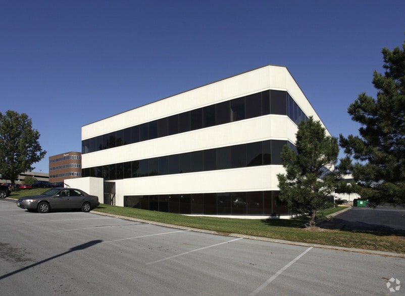 1045 N 115th St, Omaha, NE for lease - Building Photo - Image 2 of 3