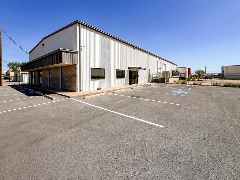 7 E Industrial Loop, Midland, TX à vendre - Photo du bâtiment - Image 2 de 23