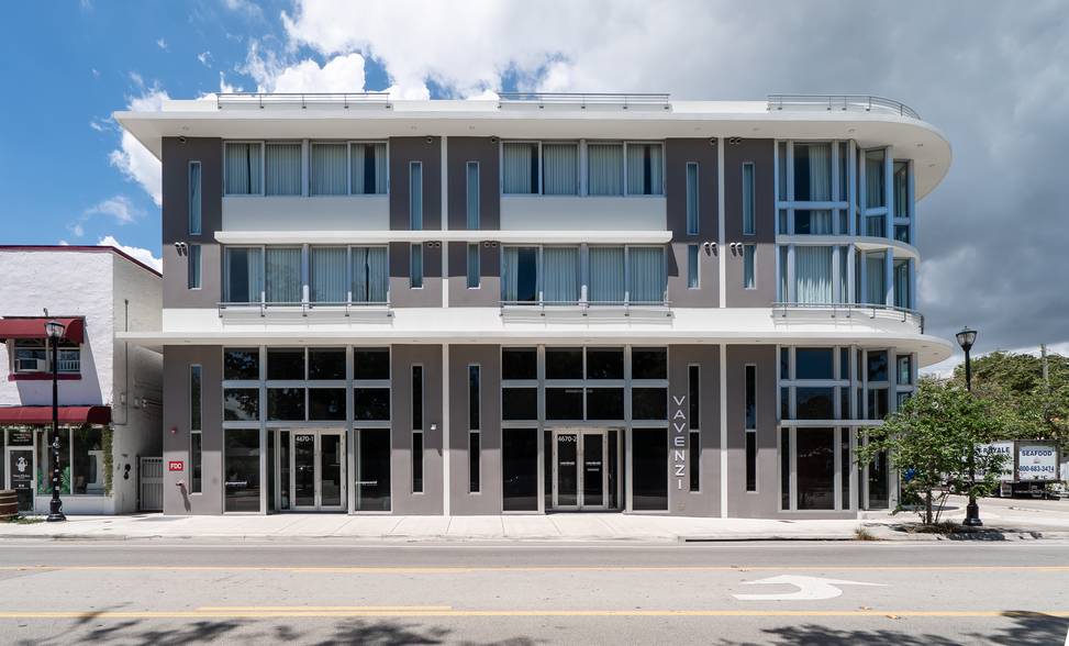 4670 NE 2nd Ave, Miami, FL à louer - Photo du bâtiment - Image 3 de 11