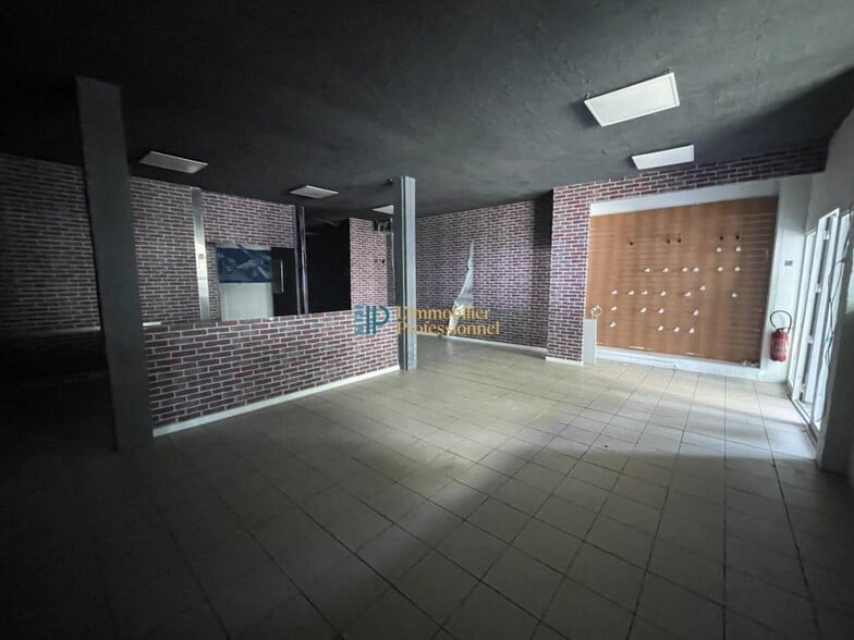 Retail in Lorient for sale - Interior Photo - Image 2 of 4