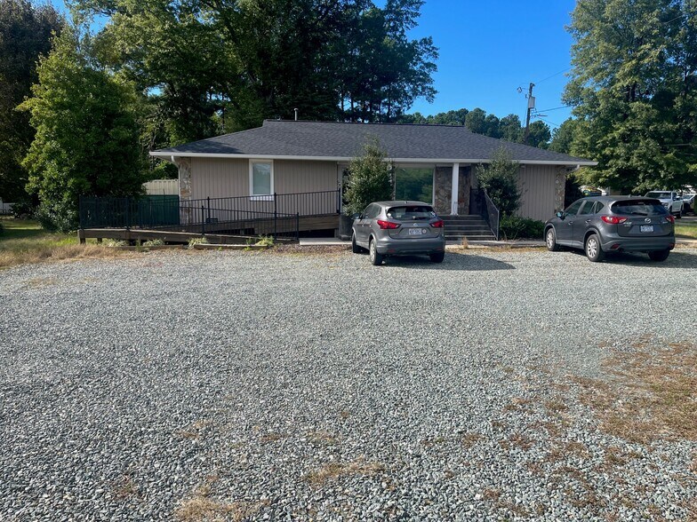 2771 Alamance Rd, Burlington, NC à vendre - Photo du bâtiment - Image 2 de 5