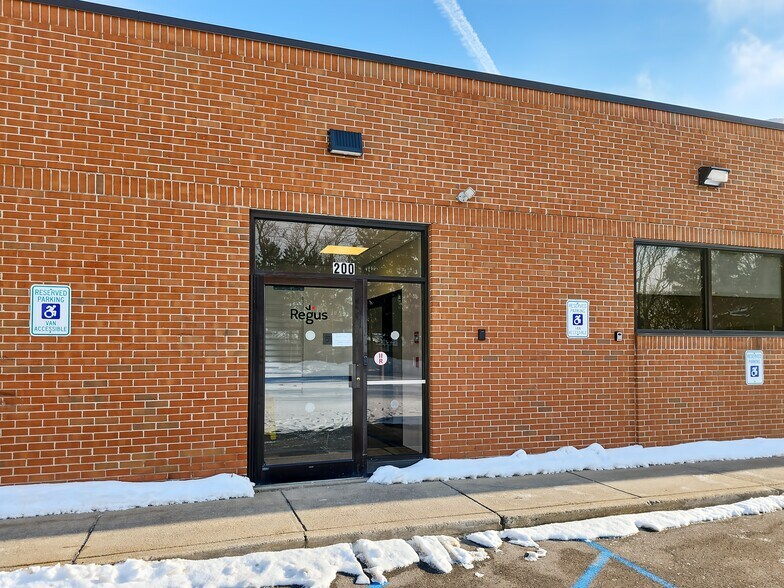 251 John James Audubon Pky, Amherst, NY à louer - Photo du bâtiment - Image 2 de 8