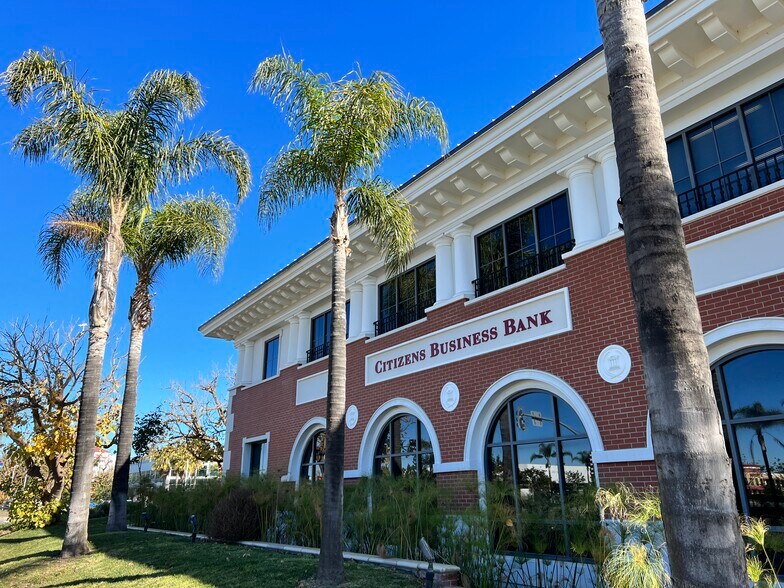 2400 E Gonzales Rd, Oxnard, CA à louer - Photo du bâtiment - Image 2 de 9