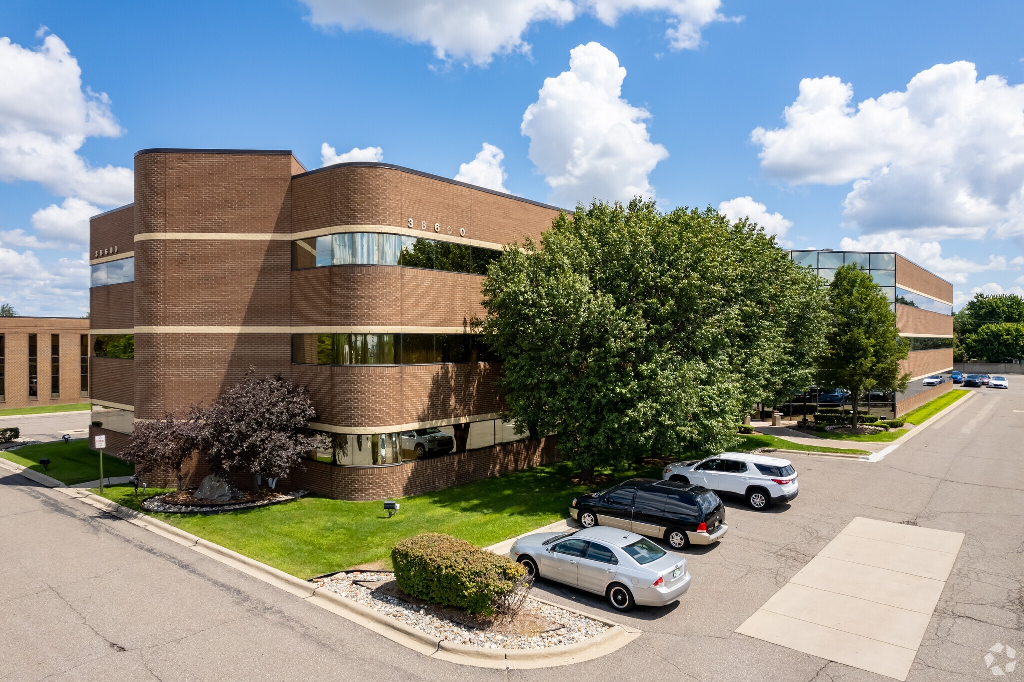 38600 Van Dyke Ave, Sterling Heights, MI à louer Photo principale- Image 1 de 9
