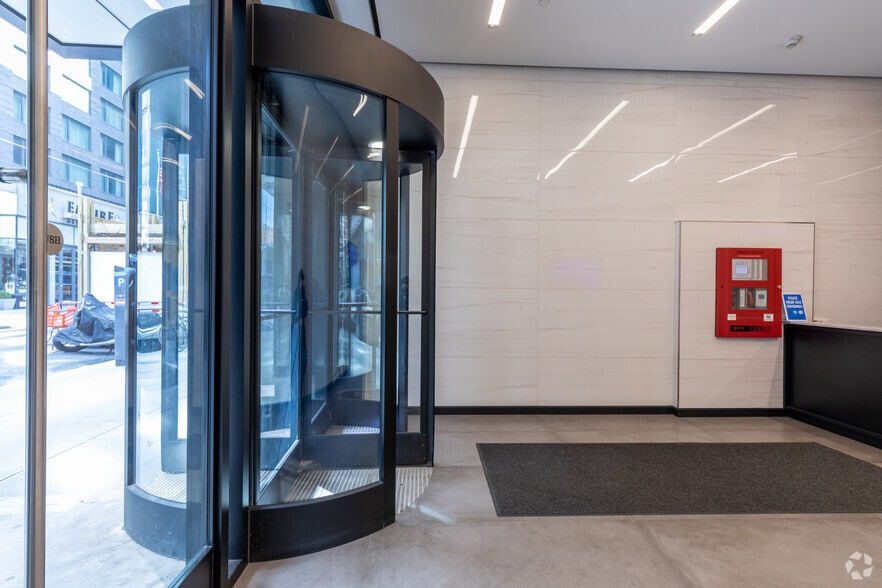 244-250 W 54th St, New York, NY for lease - Lobby - Image 3 of 12