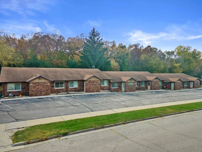 643 Meadow Ln, Burlington, WI à vendre - Photo du bâtiment - Image 2 de 18