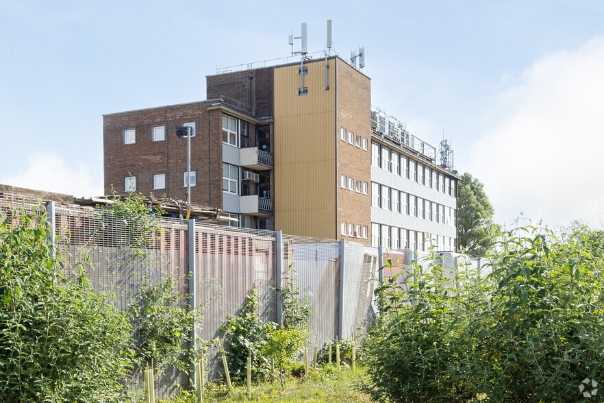 Coldharbour Ln, Rainham for lease - Building Photo - Image 2 of 6