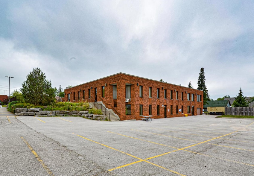 108 Angeline St, Lindsay, ON à louer - Photo du bâtiment - Image 3 de 4