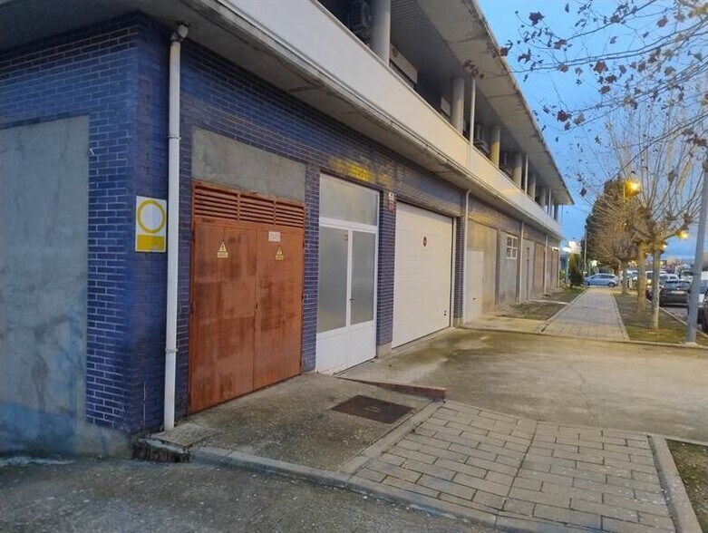 Commerce de détail dans Cistérniga à vendre - Photo du bâtiment - Image 3 de 3