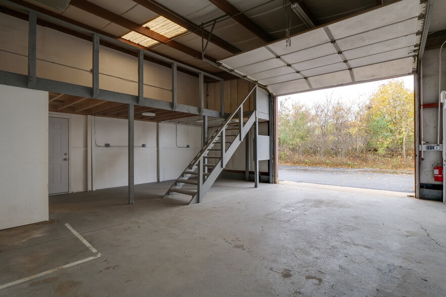 30 Mariners Dr, Southampton, NY à vendre - Photo du bâtiment - Image 3 de 12