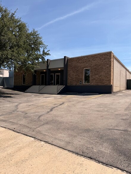 338 Breesport St, San Antonio, TX for lease - Building Photo - Image 2 of 8