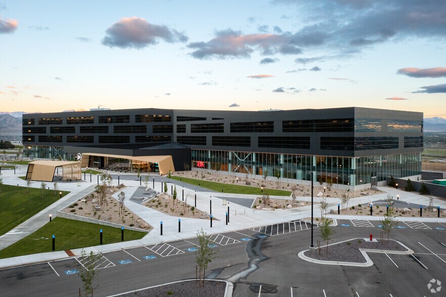 42 E Future Way, Draper, UT à louer - Photo du bâtiment - Image 3 de 5