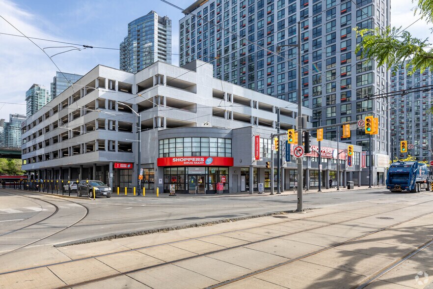 390 Queens Quay W, Toronto, ON à louer - Photo du bâtiment - Image 1 de 2